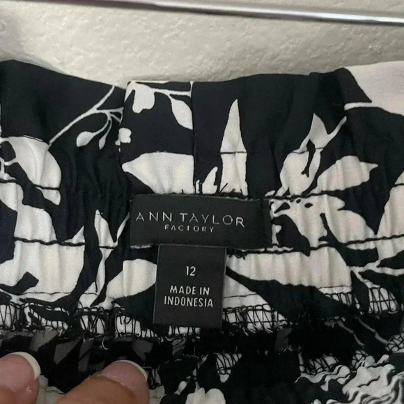 Ann Taylor pleated shorts/skort‎ black/white size 12 - Picture 4 of 4